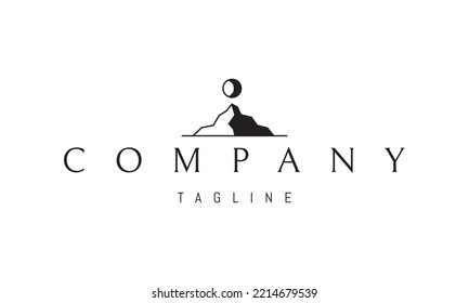 Logo vectorial en el que una imagen abstracta de una montaña con un lado oscuro con la luna en la parte superior.