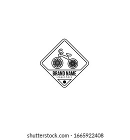 ilustración de plantilla de logotipo vectorial. Signo de insignia creativa de aventura al aire libre.  Elemento de diseño gráfico. emblemas de aventura al aire libre, insignias y parches de logo. Turismo de montaña, senderismo