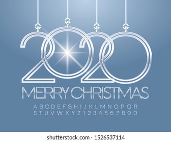 Tarjeta de felicitación de lujo vectorial Feliz Navidad con juguetes de plata 2020. Fuente brillante de metal. Letras y números de alfabeto cromados Chic