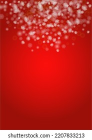 Vektor Frohe Weihnachtsmesse und Neujahr Glitter Schneefall Hintergrund. Weiße und silberne entfochtene Lichtpunkte auf rotem Farbverlauf. Magic Fantasy Bokeh Gaming Design. Fallender Schneeeffekt. Shine-Hell-Abdeckung