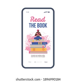 Vector Mobile App Interface auf dem Handy-Bildschirm mit Literaturfan, Leser oder Student. Mädchen, die gerne lesen, sitzen auf riesigen Büchern und lesen. Buchfestival, -speicher oder -bibliothek
