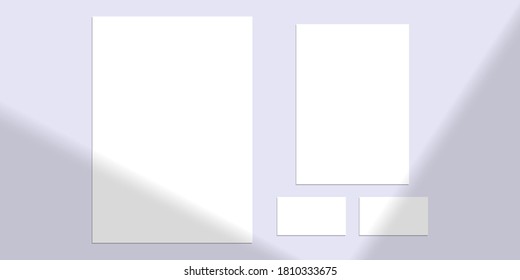 El vector se burla del papel vertical blanco. Efecto de superposición de sombra. Luz suave transparente y sombras desde la ventana.  Se burla de la sombra de las ventanas transparentes y de la luz natural. Malla de 10 pasos.