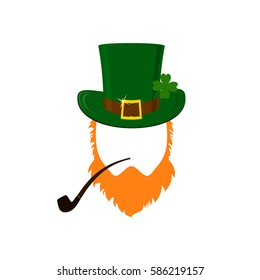 Icono moderno de diseño plano vectorial en el Leprechaun de San Patricio con sombrero verde, barba roja, pipa humeante y sin cara.