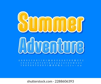 Modernes Plakat Sommerabenteuer. Blauer Glossy Font. Kreative Alphabet-Buchstaben, Zahlen und Symbole