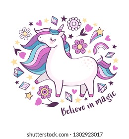 Vektorillustration-Motivationskarte mit süßem Einhorn, Sternen, Blumen, Kristallen und Text "Glaube an Magie" einzeln auf weißem Hintergrund. Magische Cartoon-Einhornplakette