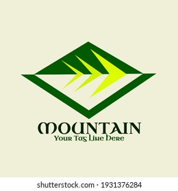 Símbolo de montaña vector. Símbolo de actividad al aire libre. Logo de la montaña combinado verde y amarillo.
Ubicación Dieng, Wonosobo, Java Central, Indonesia.