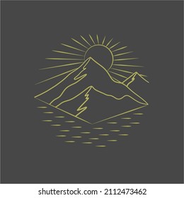 Logo de las montañas vectoriales. Arte de línea. Sol, lago y montañas. Paisaje dorado. Camping, símbolo de senderismo. Icono de la naturaleza. Ilustración de viaje dibujada a mano. Iconos de línea. La nieve alcanza su punto máximo. Sol, cielo y agua. Atardecer. 