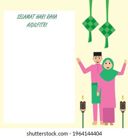 Eine Vektorgrafik muslimischer Paare mit "Ketupat" oder komprimierter Reisverpackung mit Kokosblättern und "Selamat Hari Raya" Wörtern mit Kopienraum. Selamat Hari Raya ist ein bösartiger Begriff, der Bedeutung von Eid Mubarak