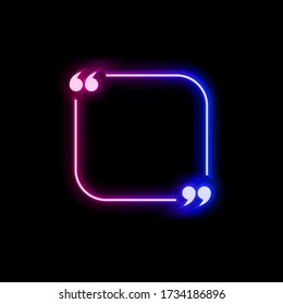 Marco de comillas de color azul y rosa gradiente de neón vectorial aislado en fondo negro, plantilla de burbuja brillante, forma cuadrada, luces abstractas, borde en blanco multicolor.