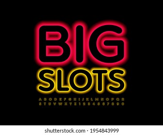 Vektorneon signiert Big Slots. Gelbe Alphabet-Buchstaben und Zahlen gesetzt. Moderne Schriftart glänzen