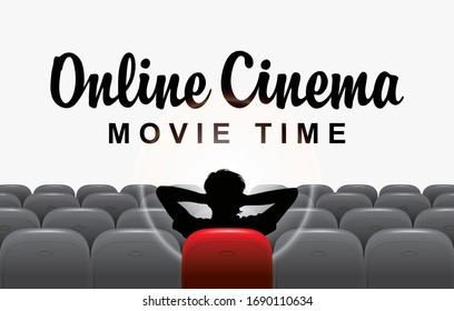 Pancarta de cine en línea con inscripción caligráfica y un hombre en una casa relajada posando frente a una gran pantalla en la vacía sala de cine. Cine para un espectador en casa