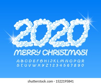 Tarjeta de felicitación original vectorial ¡Feliz Navidad 2020! Tipo de letra en la nube. Letras y números alfabetos creativos blancos