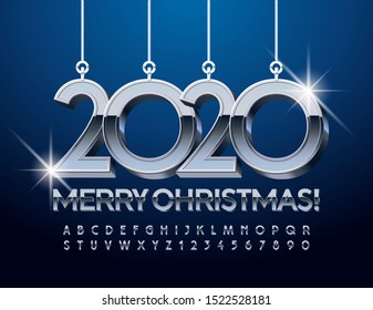 Vector Original Grußkarte frohe Weihnachten mit glänzenden Zierspielzeug. Silver 3D Font. Alphabet-Metallic-Buchstaben und -Zahlen