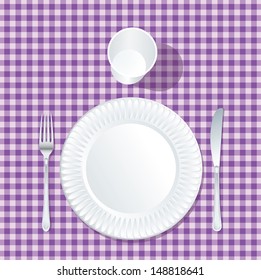 Vektorpapiertafel mit Plastikglas auf violettem Tablett