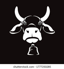 Vektorgrafik von Kuhkopf-Design, Logo-Design, Landtiere, Schwarz-Weiß-Bild, Line-Tier, auf schwarzem Hintergrund.  
