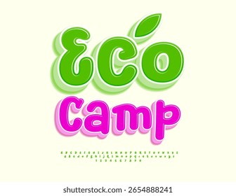 Vector Juguetón emblema Eco Camp. Fuente verde artística. Conjunto de letras y números de alfabeto brillante.