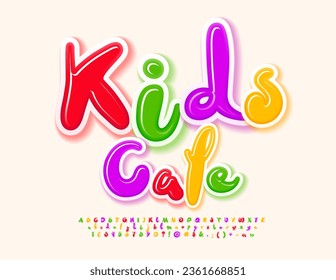 Vektor spielerisches Emblem Kids Cafe mit lustigen bunten Schriften. Alphabet-Schriftzeichen, Zahlen und Symbole