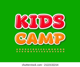 Campamento infantil con emblema vectorial. Letras y números de alfabeto. Fuente infantil divertida