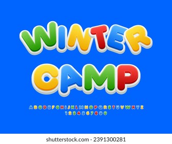 Campamento de Invierno de juguetón vectorial. Fuente infantil colorida. Letras y números de alfabeto 3D de moda