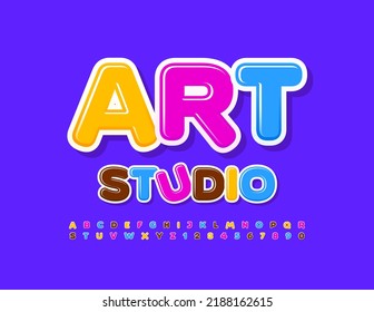 Logotipo vectorial juguetón Art Studio. Graciosas letras y números de alfabeto colorido. Fuente creativa para niños. 