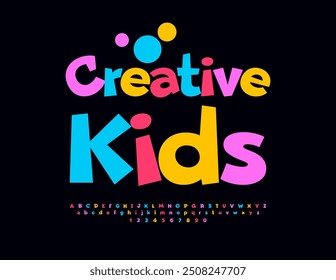 Vector cartel lúdico Creative Kids. Niños lindo Font. Conjunto divertido de letras y números de alfabeto colorido.