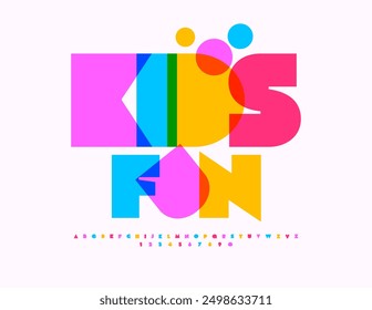Vektor verspielte Poster Kids Fun. Farbige kreative Schriftart. Satz heller Alphabetbuchstaben und -zahlen.