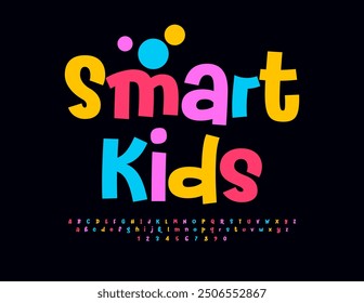 Señal juguetona de Vector Smart Kids con fuente artística colorida. Conjunto de letras y números de alfabeto brillante para niños.