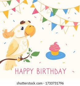 Postal vectorial en estilo caricatura con un loro lindo y una inscripción festiva. Feliz cumpleaños tarjeta de saludo con cacatúa amarilla. El pájaro, la decoración y el confeti 
aislado en un fondo claro.