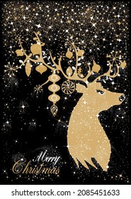 Una postal vectorial con un reno para Navidad en oro sobre un fondo negro aislado