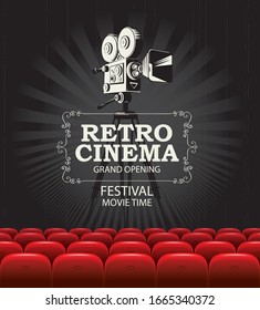 Afiche vectorial para un festival de cine con un proyector de película retro e inscripción. Sala de cine con gran pantalla y asientos rojos. Cine vacío. Adecuado para banner publicitario, volante, fondo