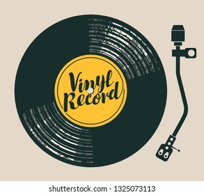 Afiche o cubierta vectorial con registro de vinilo, reproductor de discos y letras caligráficas en estilo retro	
