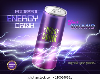 Vektorförderbanner für kraftvolles Energiegetränk. Aluminium kann mit karbonisiertem Ton, Limonade, alkoholischen Getränken auf violettem Hintergrund mit Blitzen und elektrischen Ableitungen. Mock-up für Markendesign