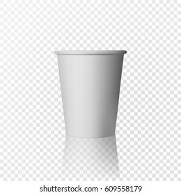 Vector de copa de plástico realista. Vidrio blanco sobre fondo blanco.