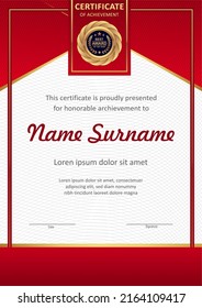 Plantilla de certificado rojo y dorado del vector