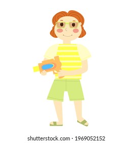Niño vectorial de cabello rojo con gafas de sol y ropa de verano con una pistola de agua en las manos.
