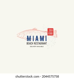 Vector Restaurant y Seafood patrón logotipo aislado. Cartel gráfico de mariscos con salmón en forma de boceto, insignia para su diseño, impresión y etiqueta. Ilustración del pez salmón dibujada a mano.