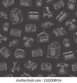 Vector Retro Seamless Pattern With Old Tech, Juke Box, Radio, Typewriter, Roller Skates And Vinyl Record Player Outline On The Blacboard Background. Hand Drawn 1950s And 1960s Objects.