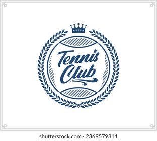 Logo des runden Vektor-Tennisclubs mit Tennisball, Kranz und Krone