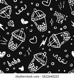 Vector seamless pattern with bubble tea in plastic cups and doodles. Popular drink with tapioca pearls. Chalk texture