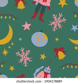 Patrón vectorial sin fisuras con adornos navideños, luna, estrellas y copos de nieve sobre fondo verde. Un gato lindo, campana con cinta. Brillante, festivo, año nuevo, para niños, árbol de Navidad, mercado de Navidad
