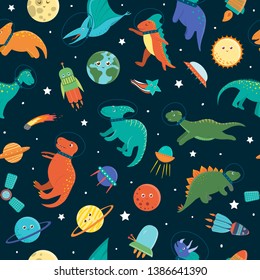 Diseño vectorial sin fisuras con lindos dinosaurios en el espacio exterior. Gracioso fondo de caracteres cósmicos planos. Ilustración de reptiles prehistóricos pequeños