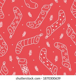 Patrón vectorial sin fisuras con adorables símbolos de invierno dibujados a mano medias navideñas. Objetos de línea blanca sobre fondo rojo. Ornamento festivo para envolver papel, tarjeta, regalo, tela, papel pintado, web.