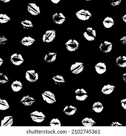 Patrón blanco y negro vectorial sin fisuras de los labios besándose sellos al azar esparcidos en fondo blanco.