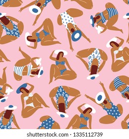 Vektornahtloses Muster mit Frauen in Bikinis und Panamahüten. Sie lesen Bücher, sonnen sich und entspannen sich am Strand. Funny Repeat Design für Stoff oder Verpackungspapier.