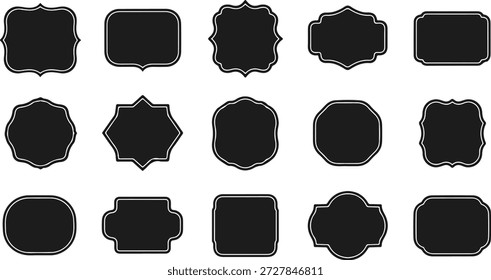Vektorgrafik-Set mit 15 schwarzen Vintage-Deko-Etiketten, Rahmen und Abzeichen Silhouetten einzeln auf weißem Hintergrund. Diese Kollektion umfasst verschiedene dekorative Formen, Retro-Rahmen und elegante Tags, die perfekt für Produktverpackungen, Weinflaschen, Zertifizierungen, Menüs und Branding-Designs geeignet sind.