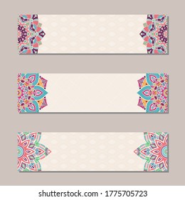El vector puso 3 banners con ornamentos tradicionales indios, Mandala orient de encaje. Elementos decorativos.  Ornamento étnico de Mandala. Motivos islámicos, árabes, indios, otomanos. Ilustración de color.