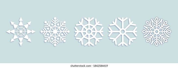 Vektorset aus 5 weißem Weihnachtspapier schneidet Schneeflocken mit Schatten auf weißem Hintergrund. Neue Jahres- und Weihnachtsbauelemente