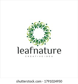 Conjunto de vectores de plantillas abstractas de diseño de logo verde - emblemas para el centro de medicina holística, clase de yoga, productos alimenticios naturales y orgánicos y embalaje - círculos hechos con hojas y flores