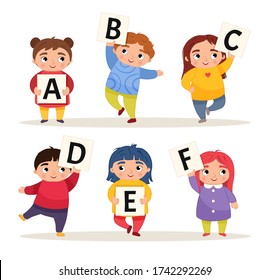 Alfabeto del conjunto de vectores. Niños de caricaturas sostienen carteles. A-F.
