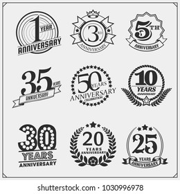 Conjunto de Vector de emblemas de aniversario, pegatinas e insignias.